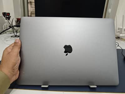 MacBook pro 2017 core i7 Radeon 4gb graphics