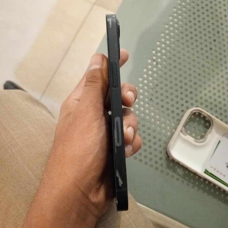 Apple iPhone 13 4