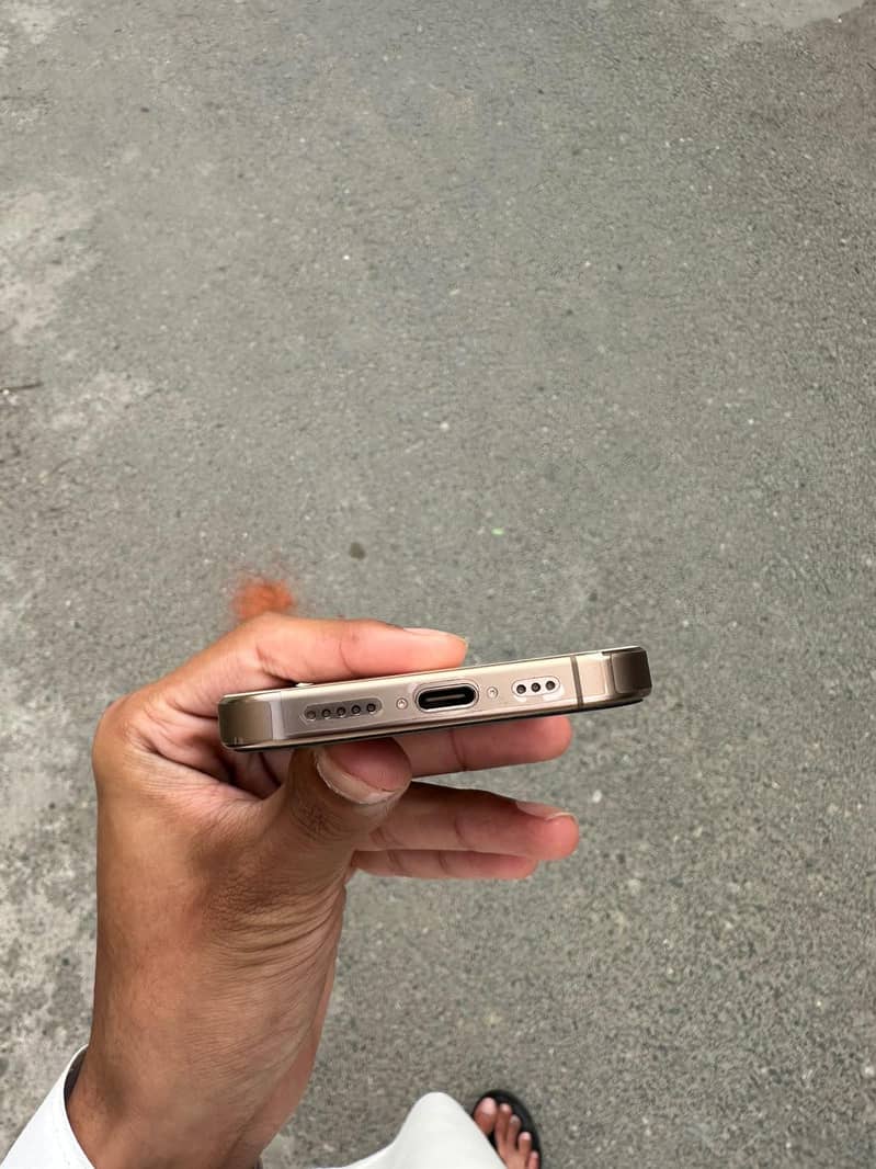 iPhone 16 Pro 1