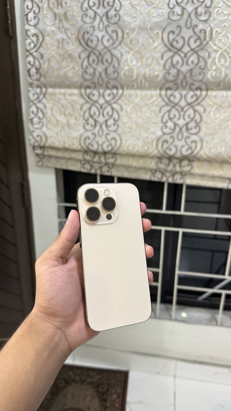 Apple iPhone 16 Pro 0