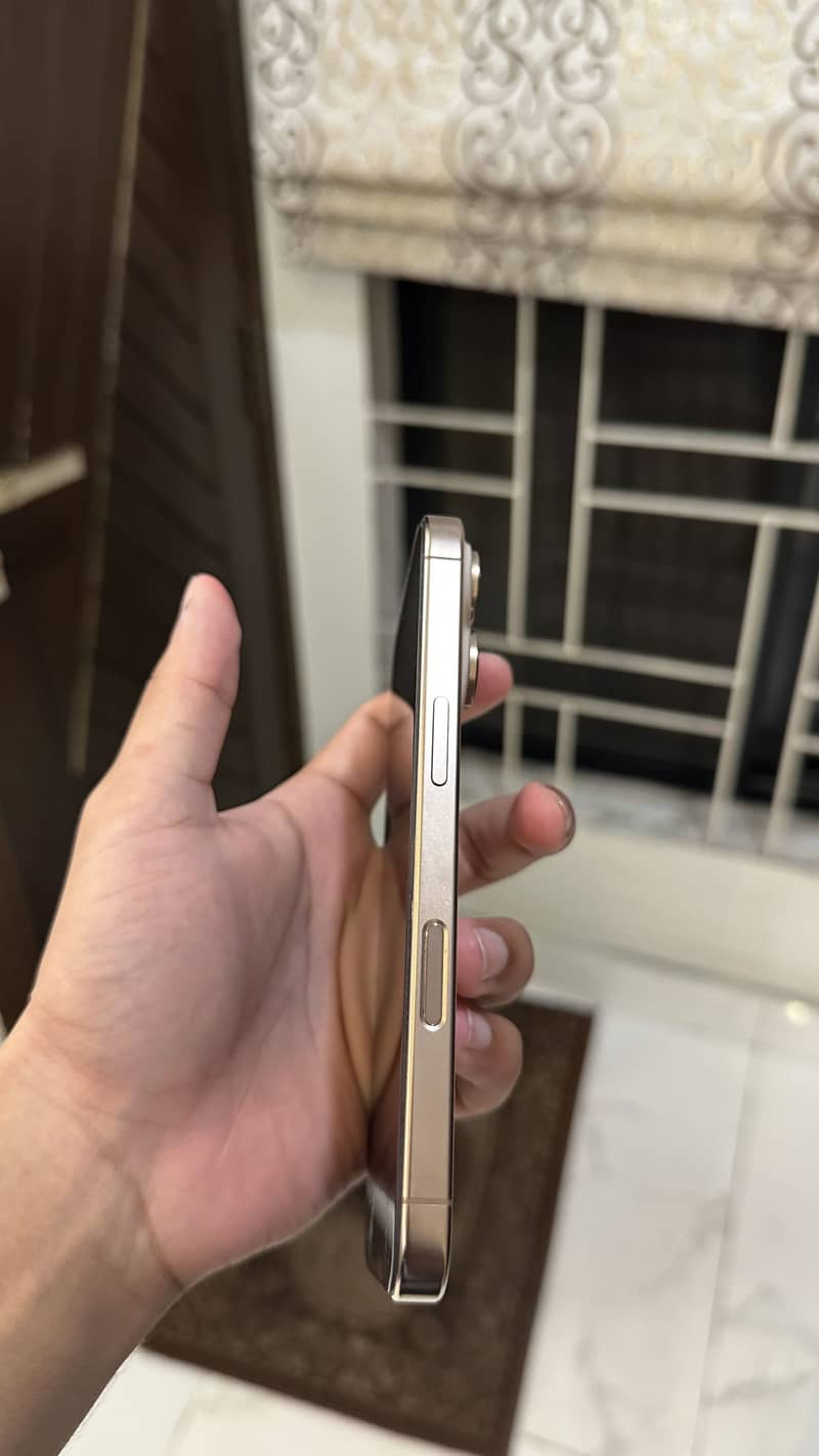 Apple iPhone 16 Pro 2