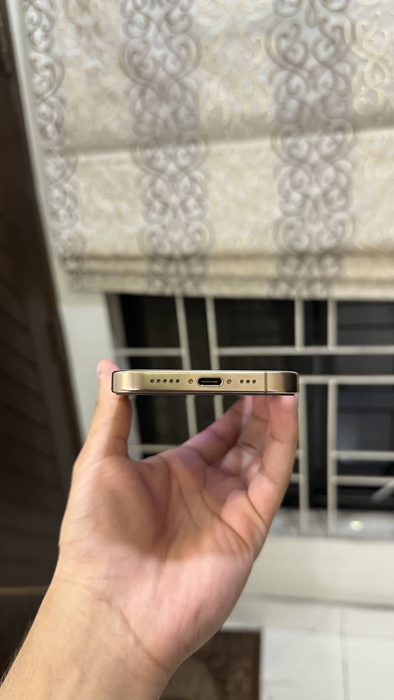 Apple iPhone 16 Pro 3