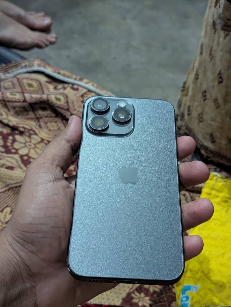 Apple iPhone 15 Pro Max 4