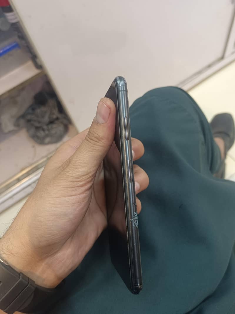Apple iPhone XS Max 3