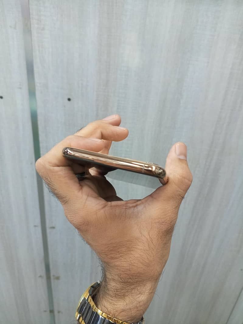 Apple iPhone 11 Pro Max 4