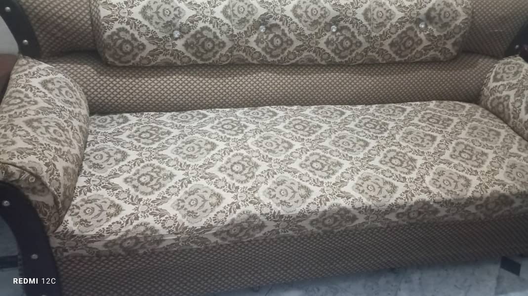 normal. 5 seater sofa 3