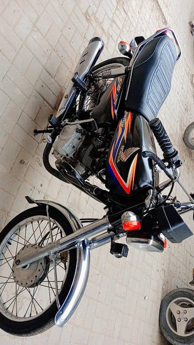 assalamualaikum I'm selling Honda cg 125  cl,whtsap 03188696208
