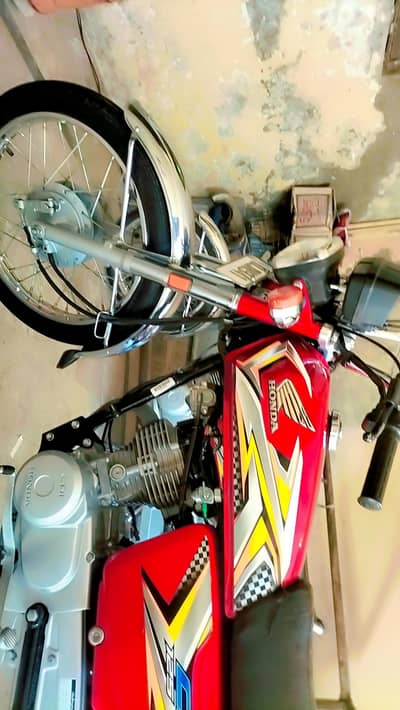 Honda cg 125 islamabad num first onwer pack enjen total jenion .