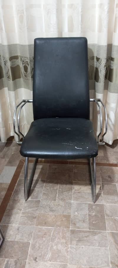 l am selling my office chair.