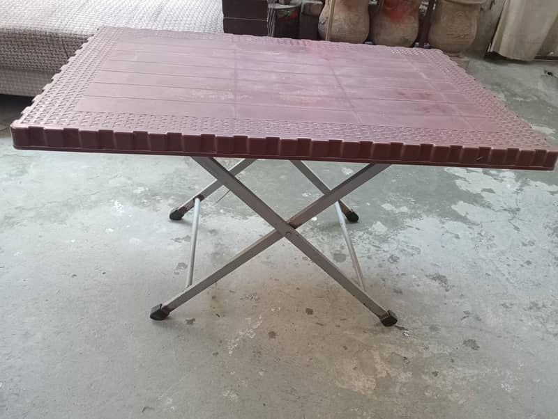 Plastic folding table 1