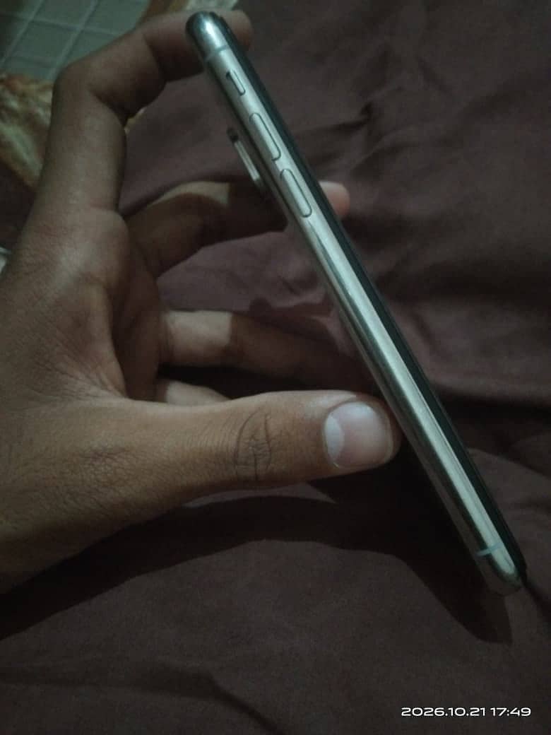 Apple iPhone X 4
