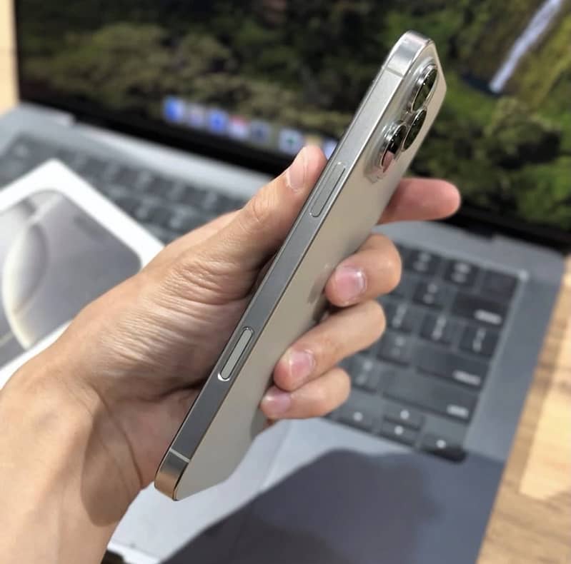 Apple iPhone 16 Pro Max JV 0
