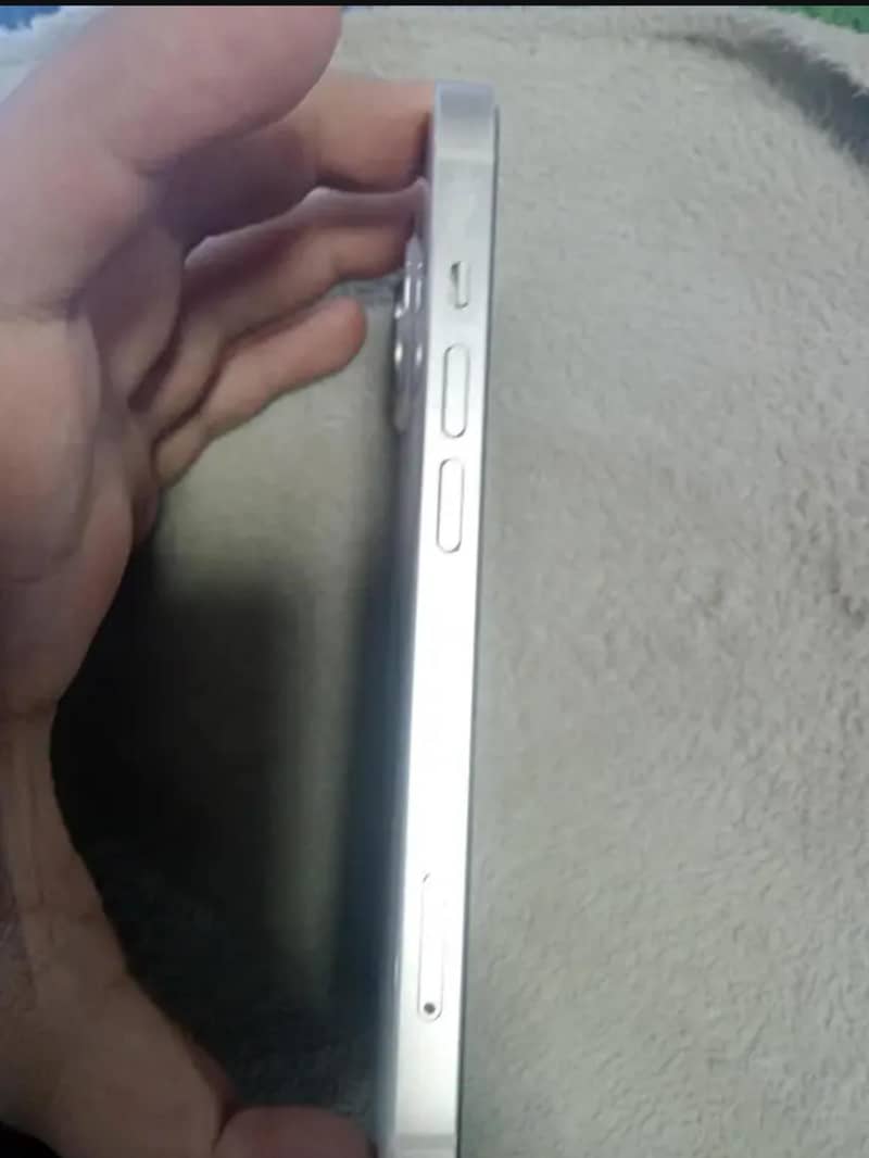 Apple iPhone 13 JV 1