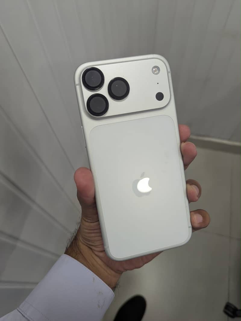 Apple iPhone 17 Pro Max 3
