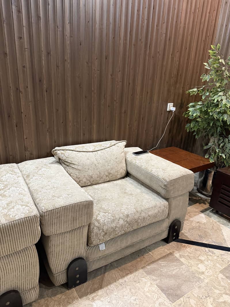 Well maintained sofa set 1