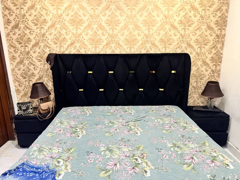 King bed dressing side table with matress 0