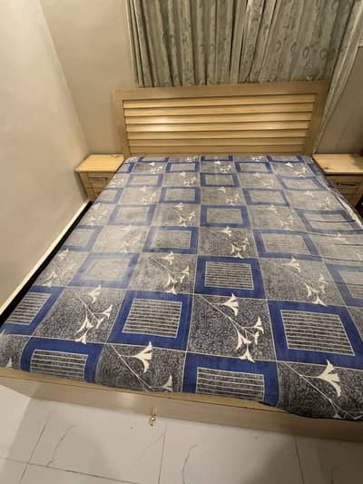 King size bed with 2 side drawers