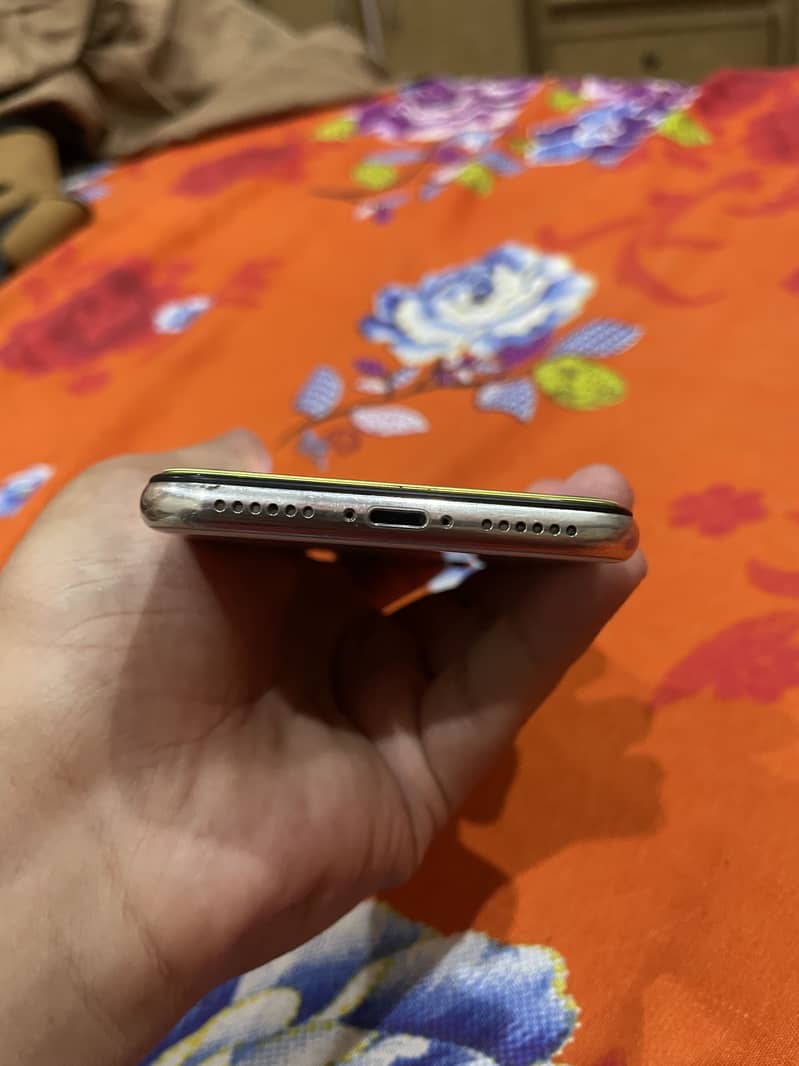 Apple iPhone X 4