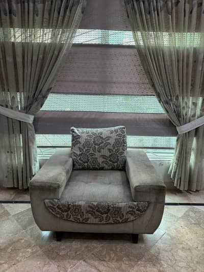 Well maintained sofa set