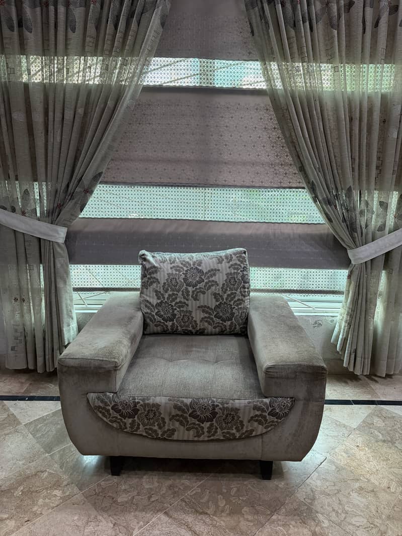Well maintained sofa set 0