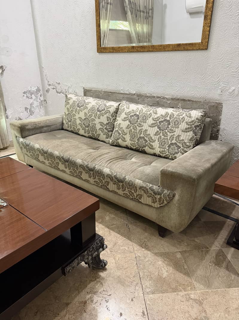 Well maintained sofa set 1