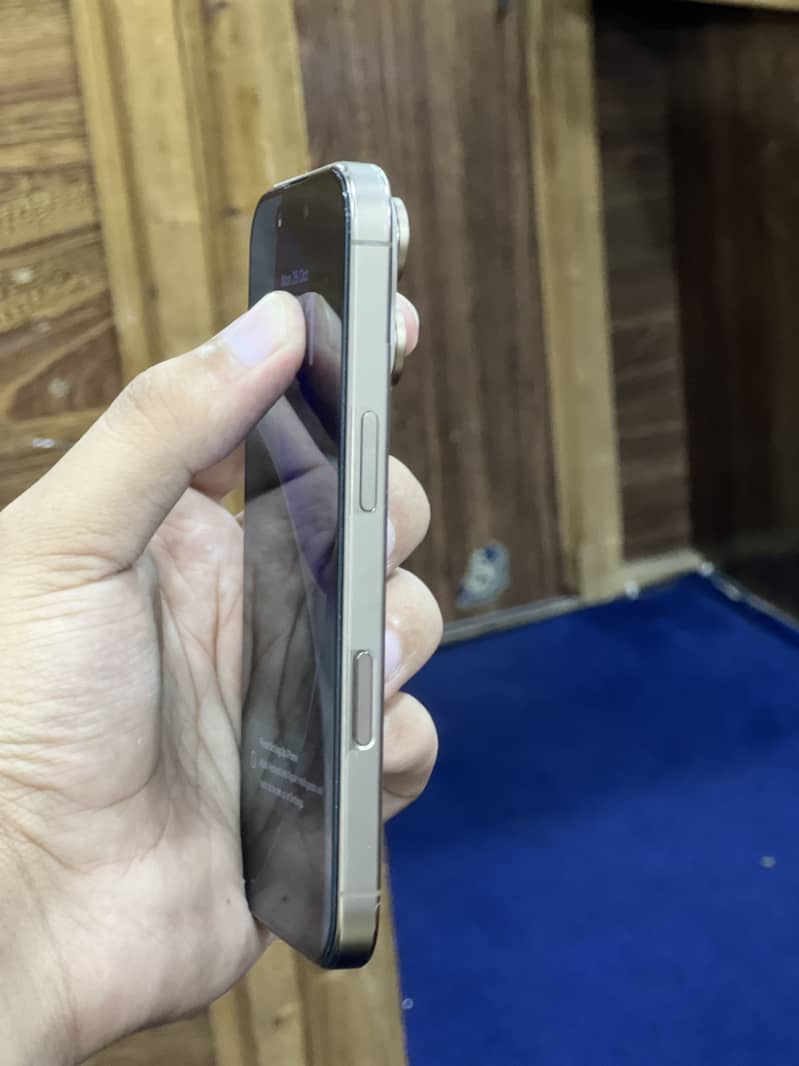 Apple iPhone 16 Pro 3
