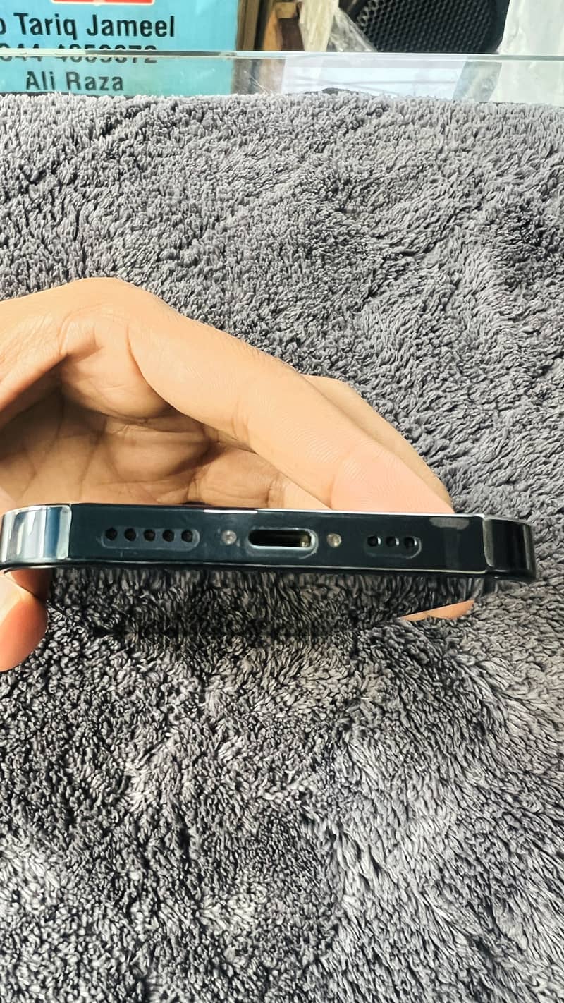 Apple iPhone 13 2