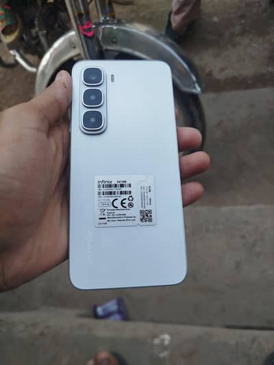 Infinix hot60i month use bs Huwa 11 month ki warrty hn