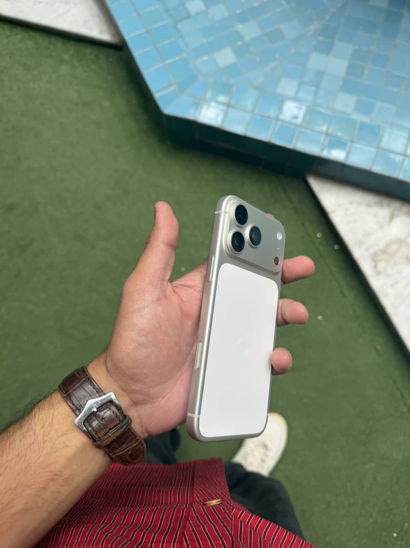 iPhone 17 Pro Max 4
