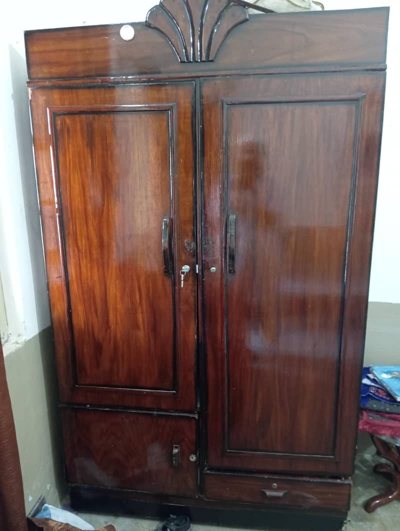 کپڑوں کی الماری 1