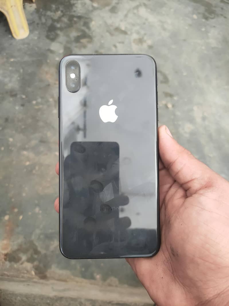 Apple iPhone XS Max 3
