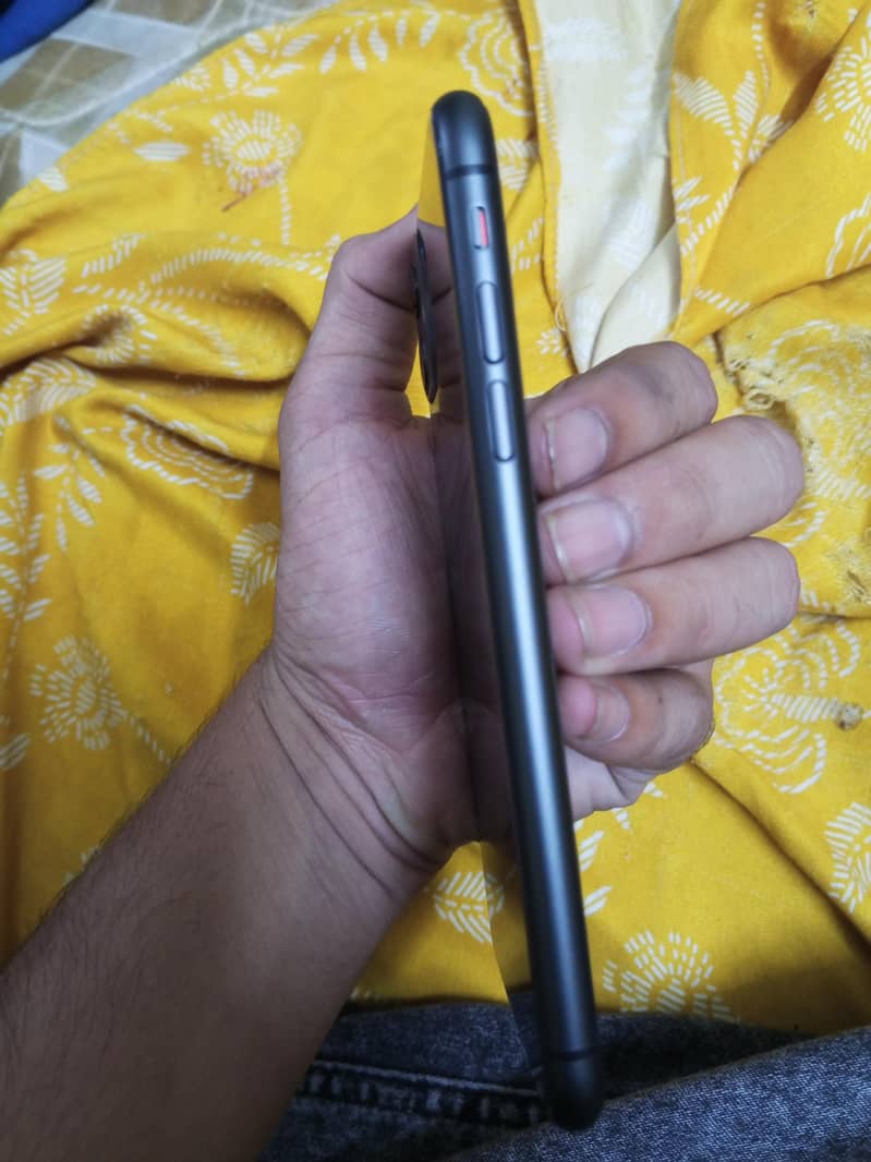 Apple iPhone 11 4