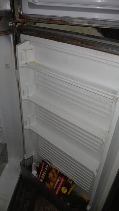 dowlance refergerator in good condition