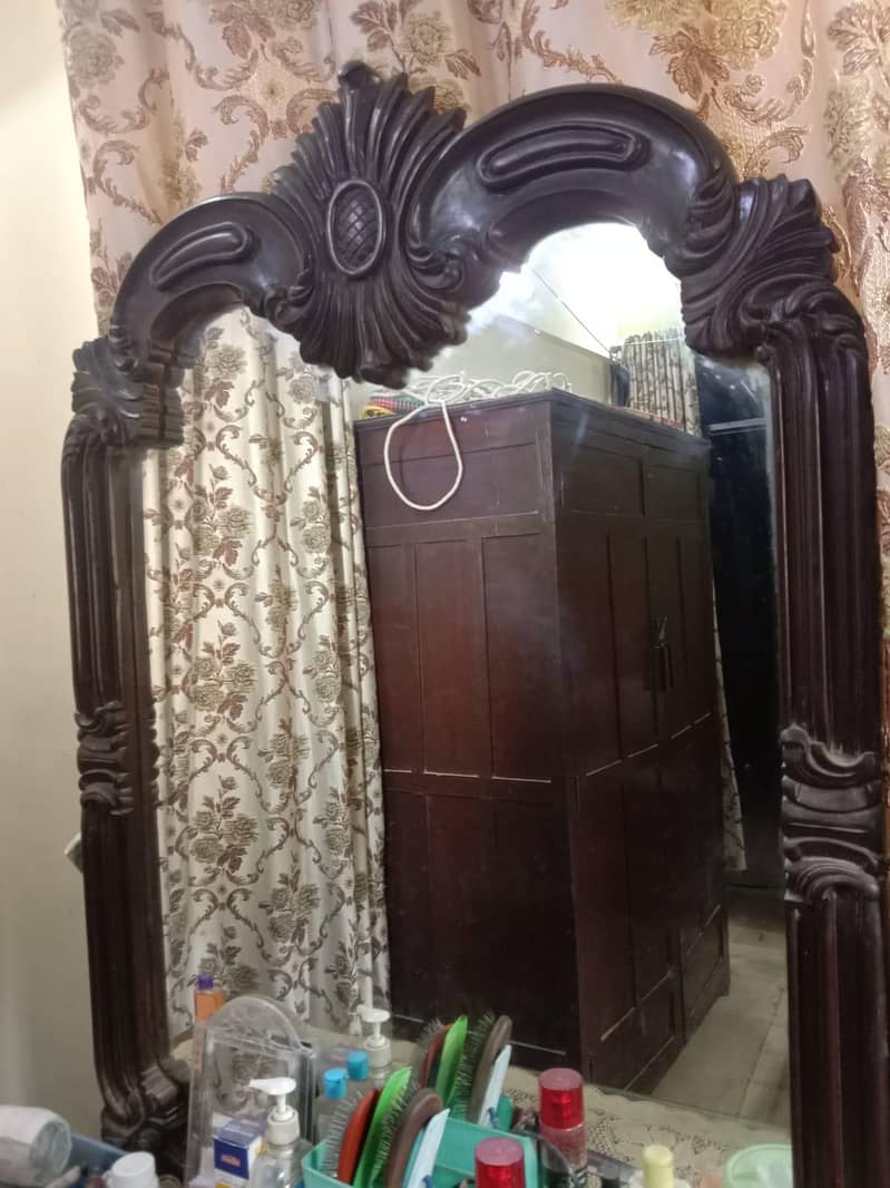 dressing table, divider 0