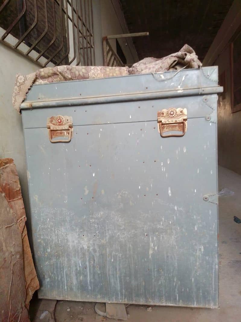 dressing table, divider 6