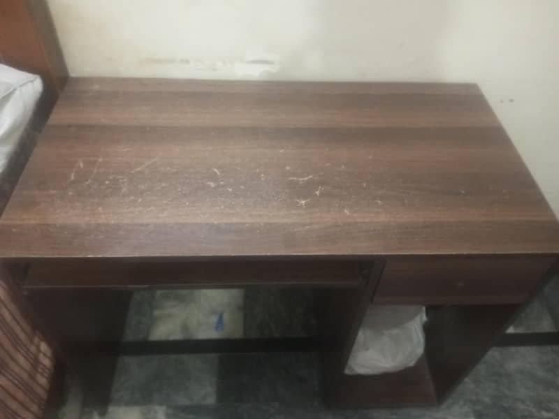 computer table and chair 0