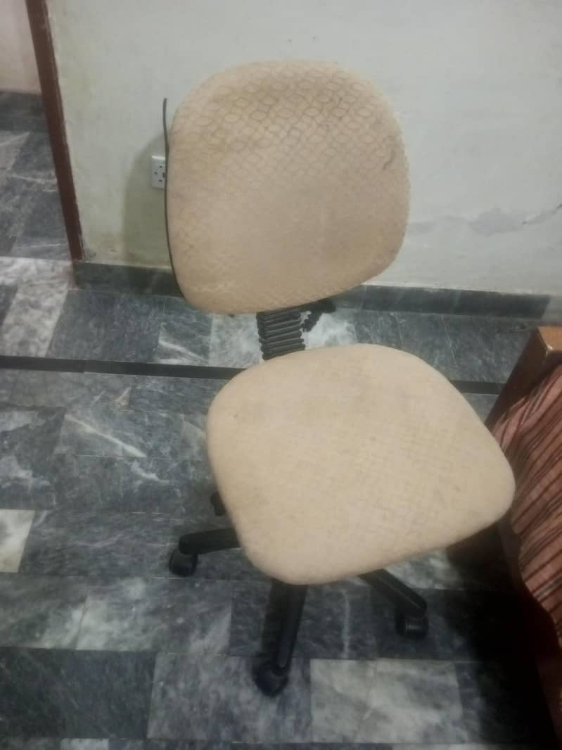 computer table and chair 3