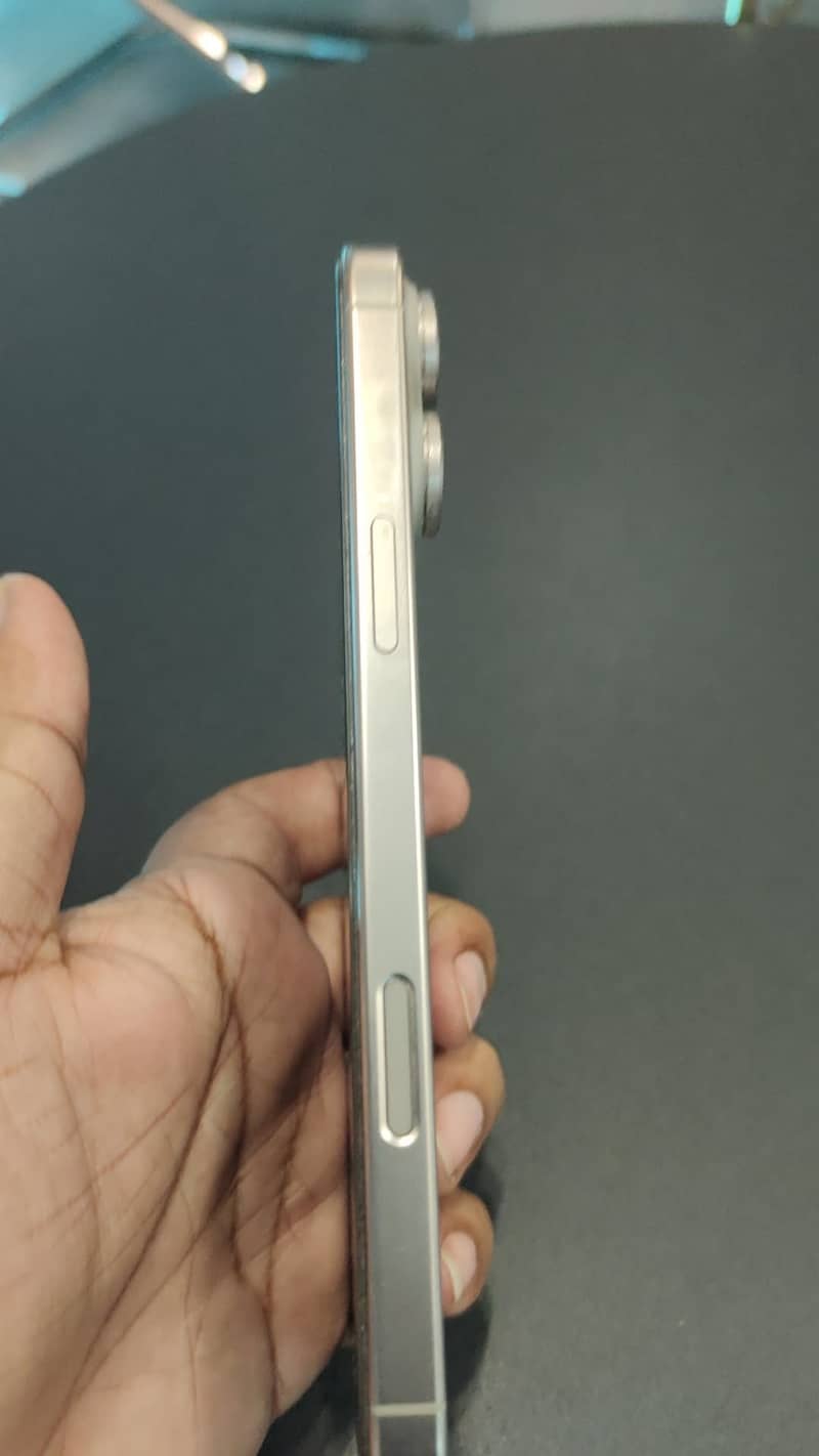 Apple iPhone 16 Pro Max 2
