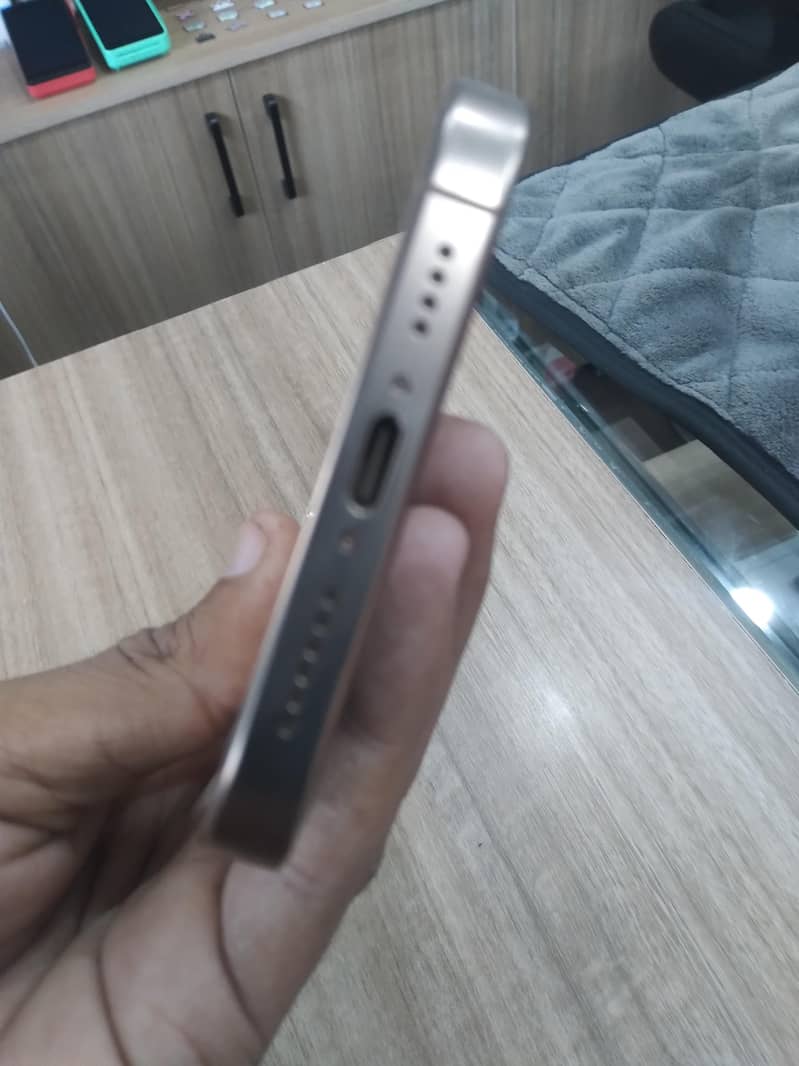 Apple iPhone 16 Pro Max 4