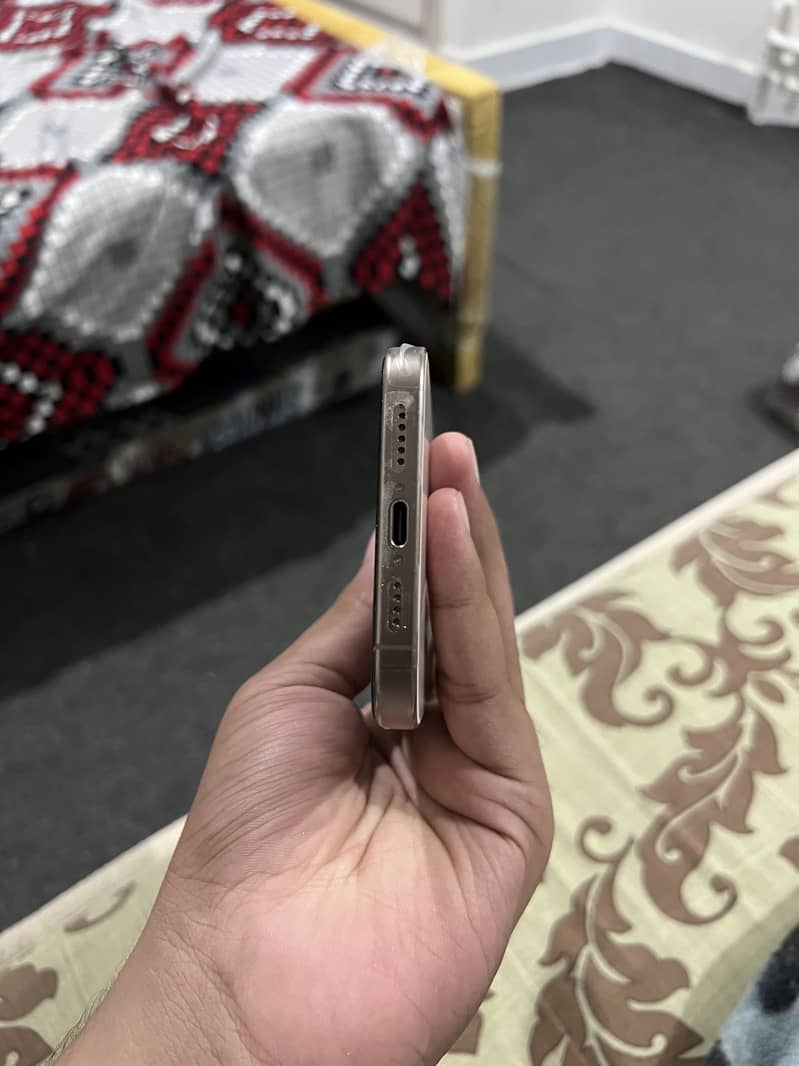 Apple iPhone 16 Pro Max 4