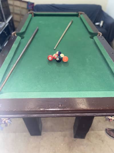 8 ball poll table