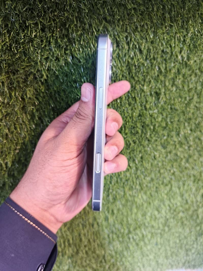 iPhone 16 Pro Max 5