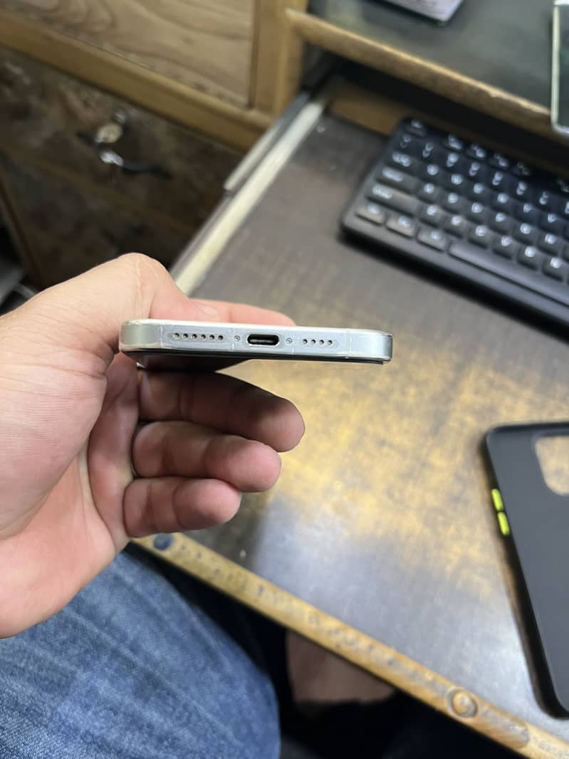 Apple iPhone 15 Pro Max 2