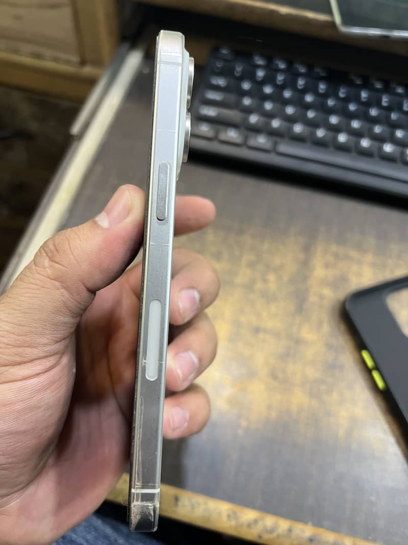Apple iPhone 15 Pro Max 4