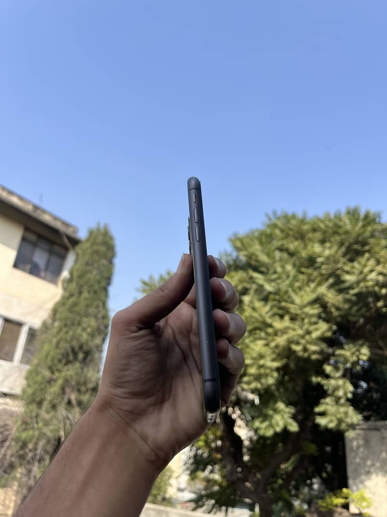 Apple iPhone 11 3