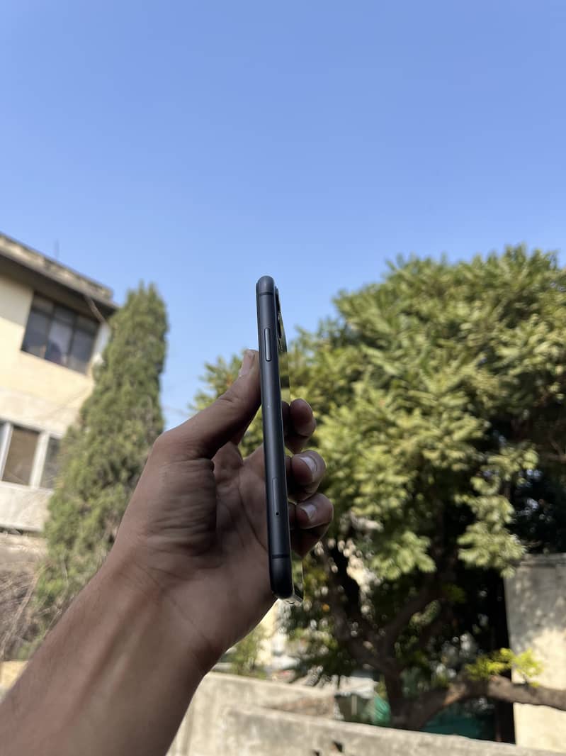 Apple iPhone 11 4
