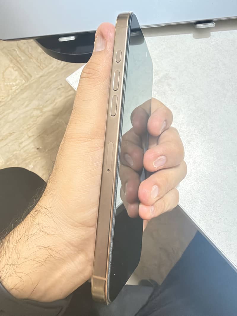 Apple iPhone 16 Pro Max 1