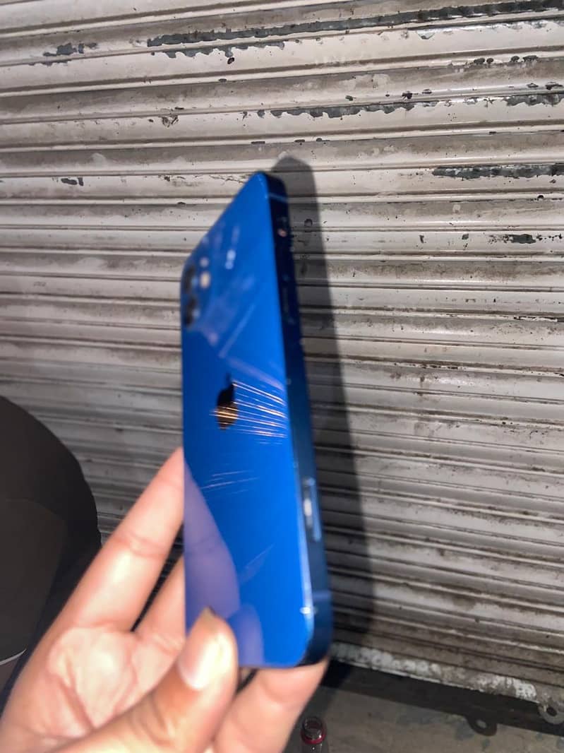 Apple iPhone 12 4