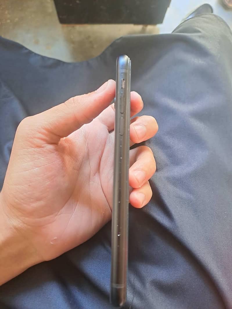 Apple iPhone XR 4