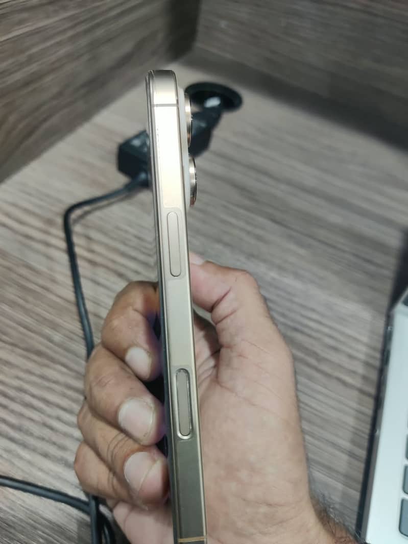 Apple iPhone 16 Pro 0